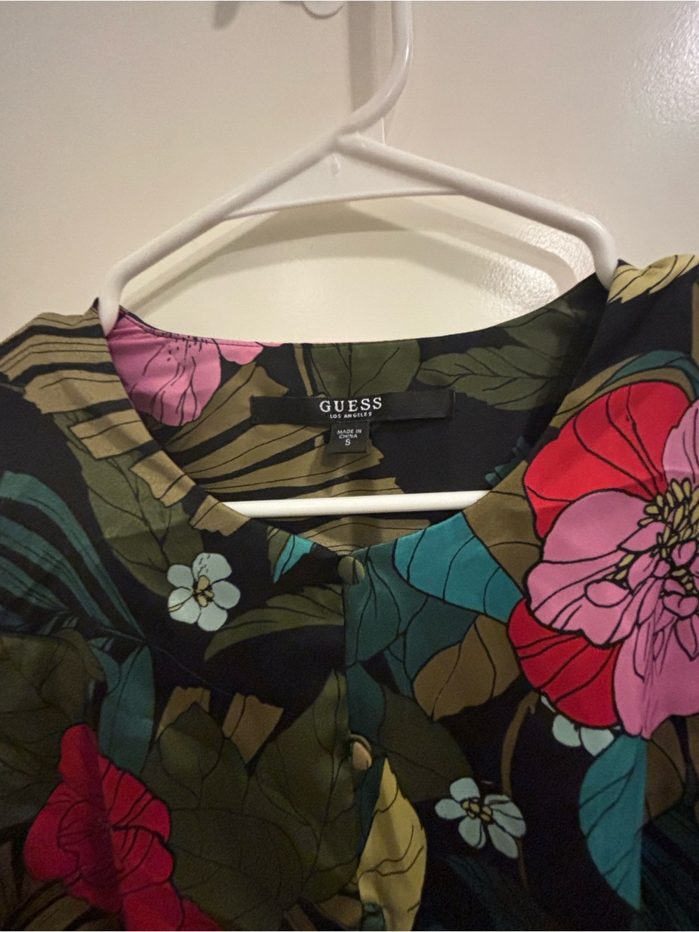 Women’s Guess Los Angeles Floral Button Tie Top with Red & Teal Accents sz S